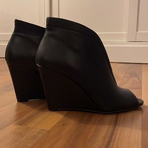 Open toe wedge booties 👠